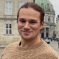 Person smiling in front of the Berlin Cathedral.
