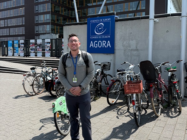 Alejandro Parra in front of the Council of Europe