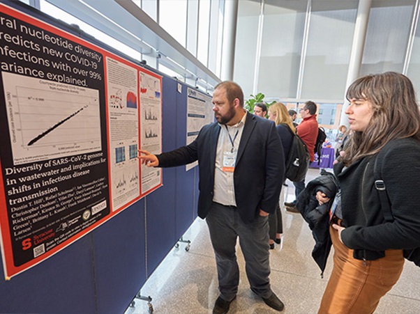 Dave Larsen points to research presentation